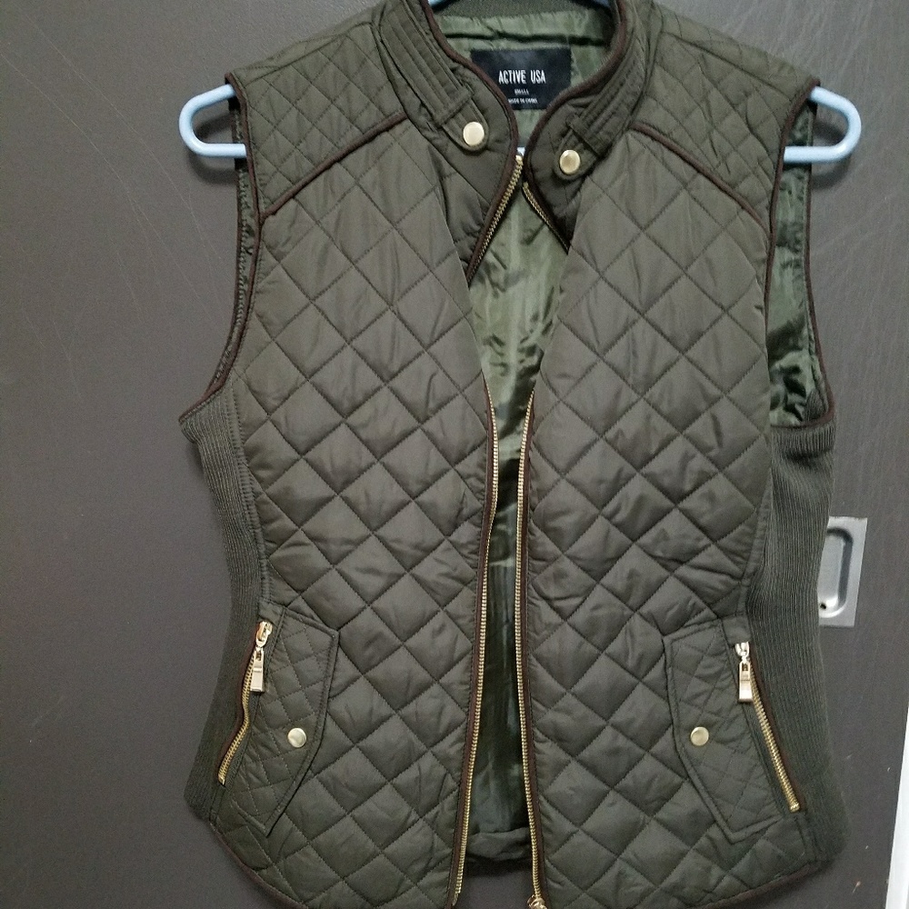 Army green quilted vest nwot